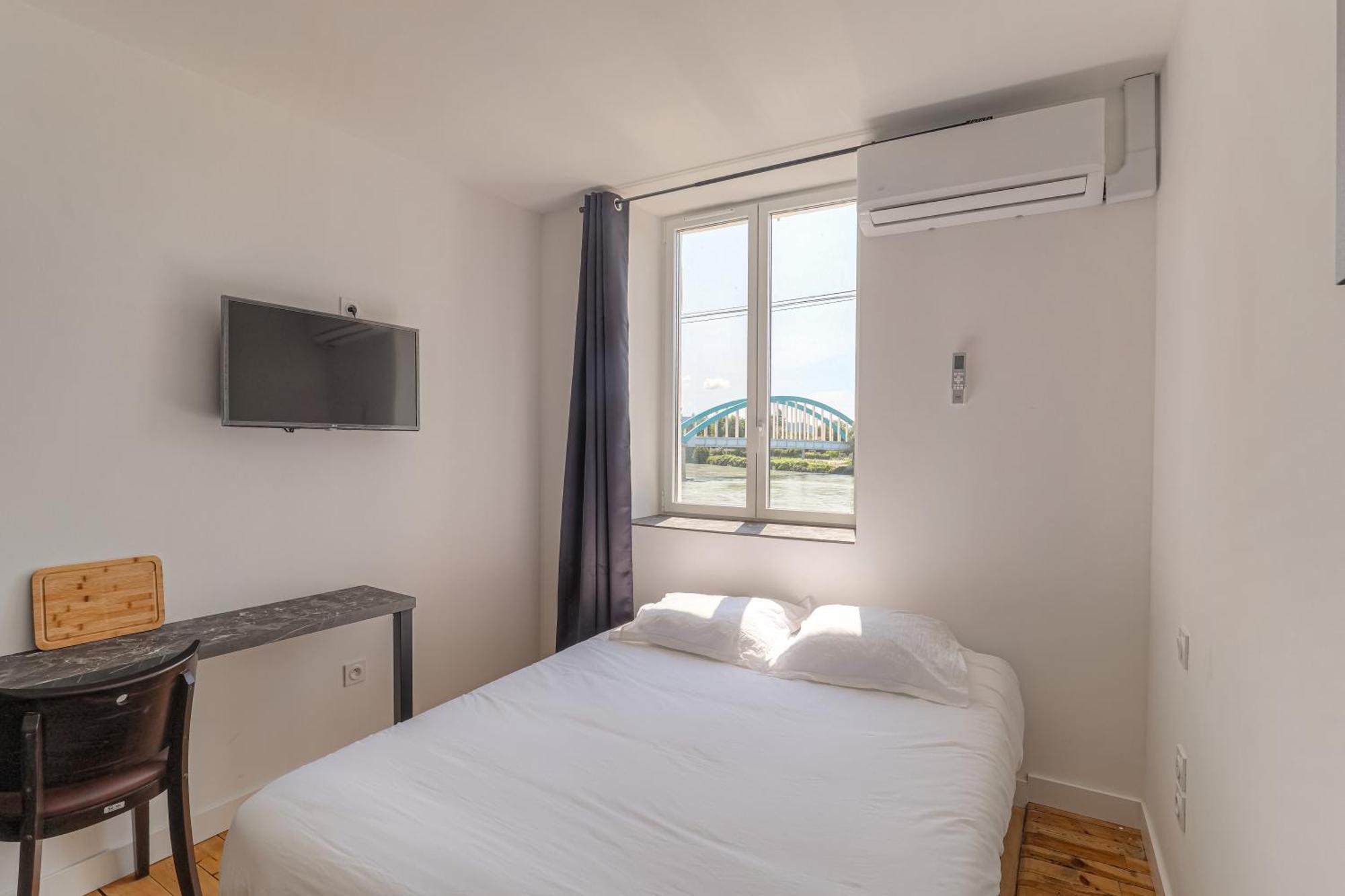 Le Berlin - Les Appartements De L'Olivier Loyettes Luaran gambar